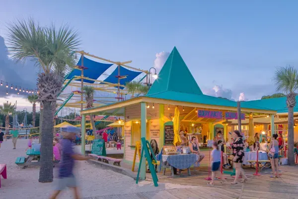 Lulu's Destin, Destin