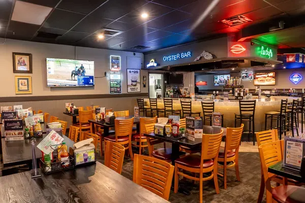 Lucky's Sports, Oyster, & Tiki Bar, Lakeland