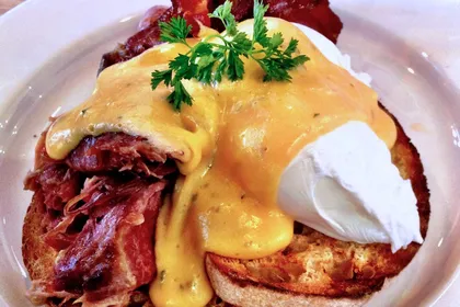 Eggs benedict