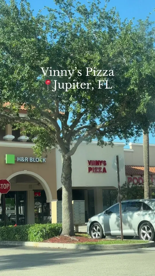 Pizza at Vinny's Pizza, Jupiter