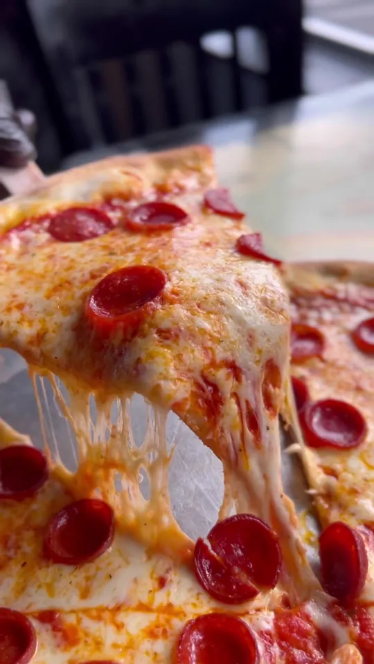 Pizza at Evio's Pizza & Grill, Miami Beach