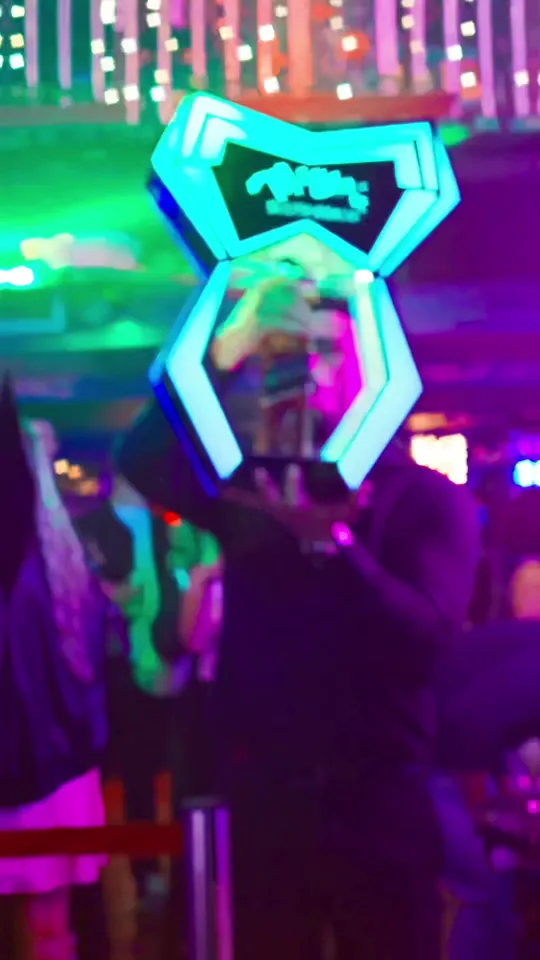 Video at Tropical Beach Cafe, Miami Beach