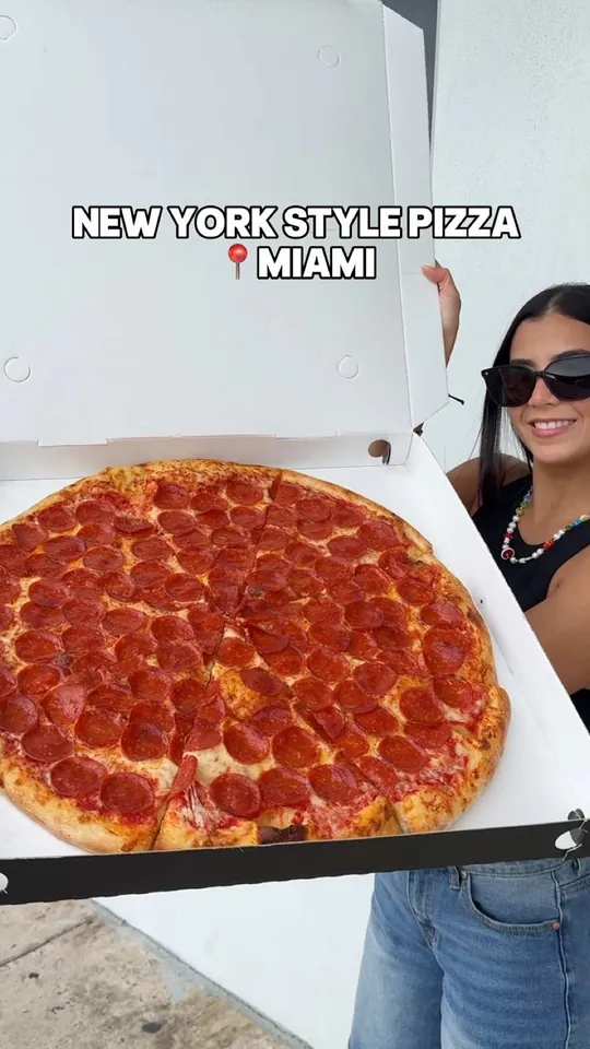 Video at Golden Lizzard Pizza, Miami
