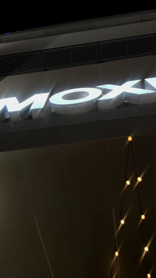 Video at Moxies Miami Restaurant, Miami