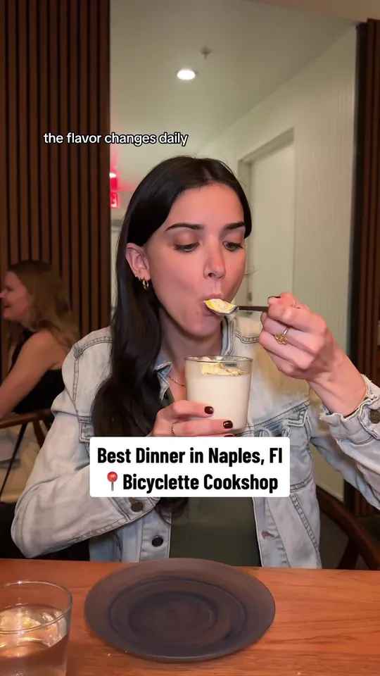 Burger at Bicyclette Cookshop, Naples