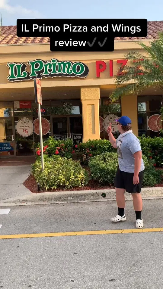Pizza at Il Primo Pizza & Wings, Naples