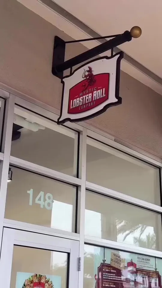 Video at Mystic Lobster Roll Co - Naples, Vanderbilt Shoppes, Naples