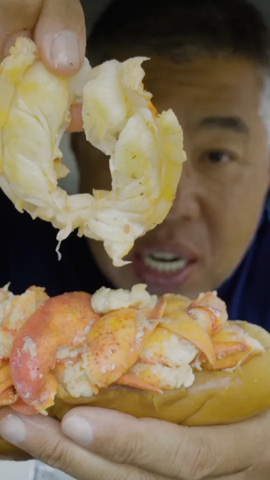 Video at Mystic Lobster Roll Co - Naples, Vanderbilt Shoppes, Naples
