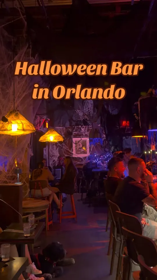 Cocktails at The Courtesy Bar, Orlando