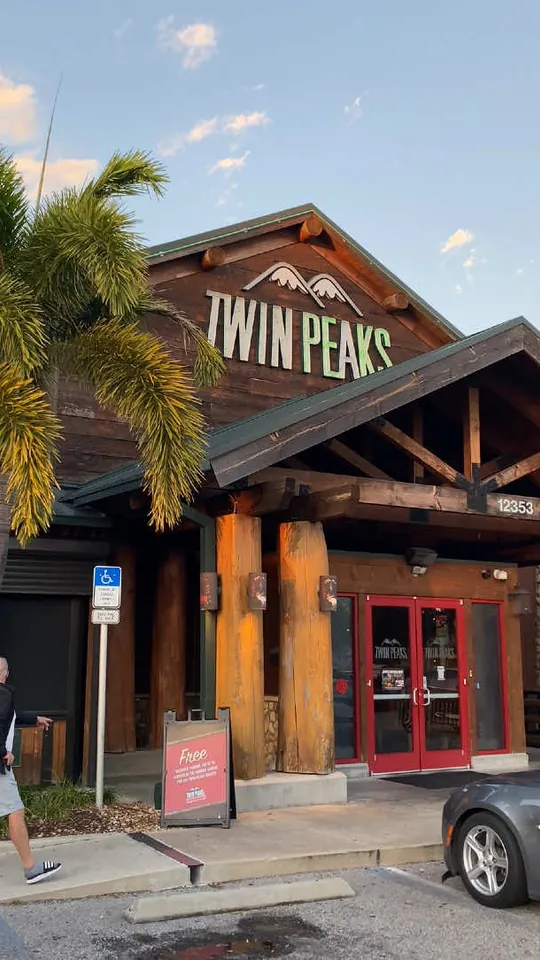 Video at Twin Peaks - Orlando, Orlando