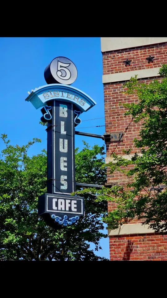 Chicken at Five Sisters Blues Cafe, Pensacola – $5 on the menu